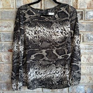 NWT Cupio snake print blouse. Front pocket. Split flare back.